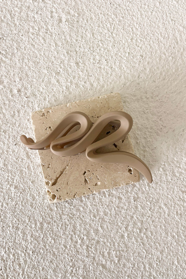 Circa Wavy Clip - Taupe Grey